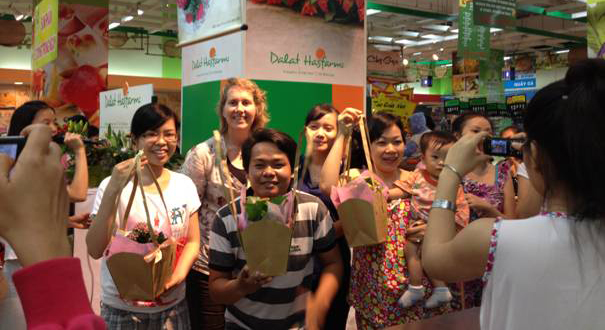 Dalat Hasfarm organized flower workshop at supermarket channels