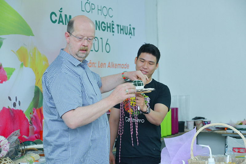 Dalat Hasfarm invited the world-renowned floral designer for improving florists’ skills